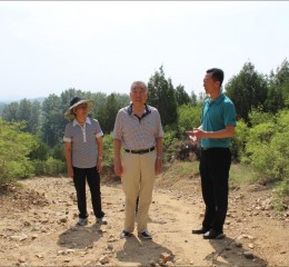 原海軍副司令么興遠(yuǎn)中將攜夫人親臨中國園林綠化網(wǎng)植樹基地植樹，為首都綠水青山助力。