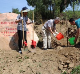 原海軍副司令么興遠(yuǎn)中將攜夫人親臨中國園林綠化網(wǎng)植樹基地植樹，為首都綠水青山助力。